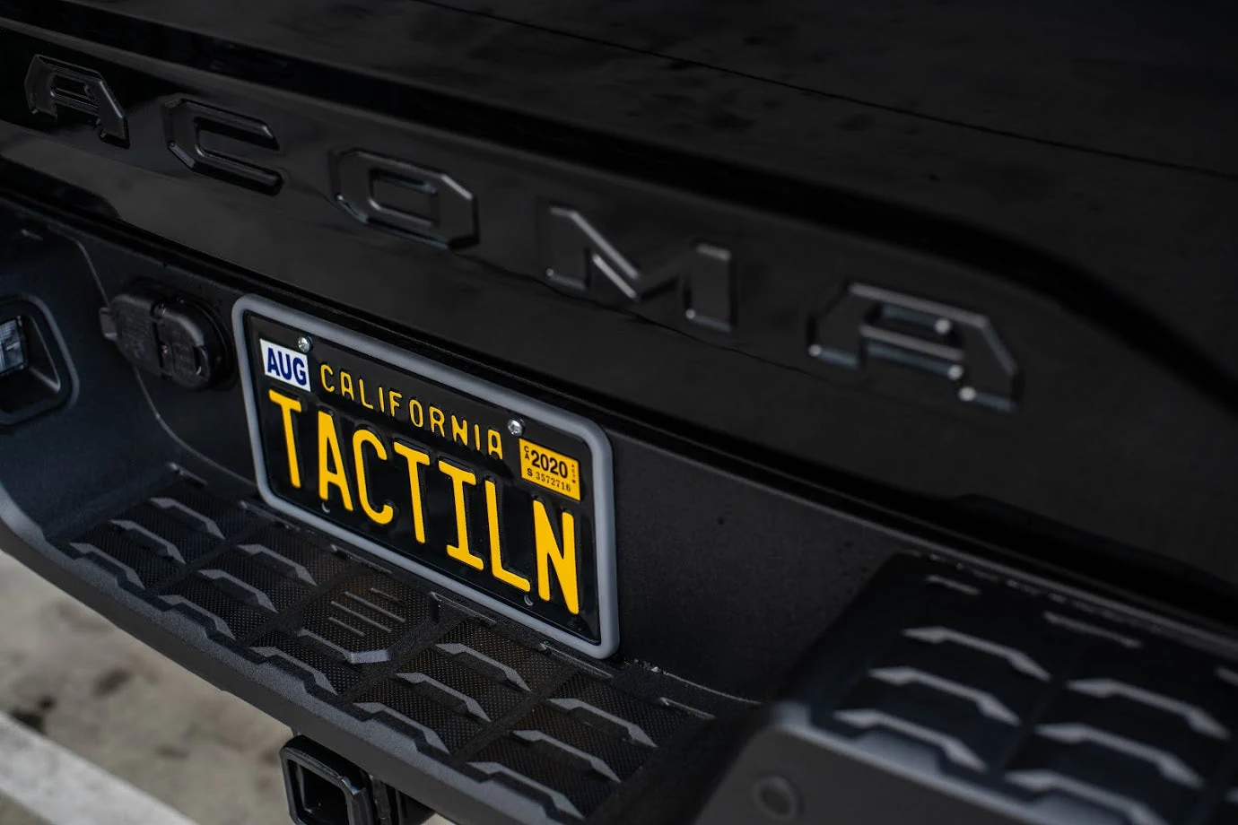 Silicone Anti-Rattle, Anti-Scratch License Plate Holder - Image 10