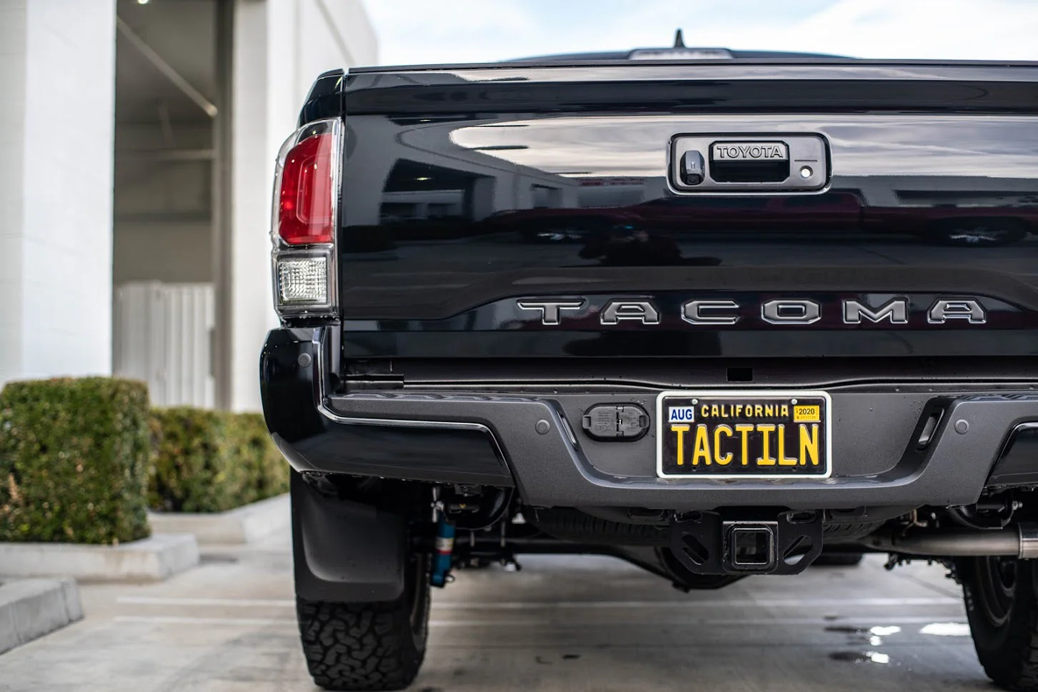 Silicone Anti-Rattle, Anti-Scratch License Plate Holder - Image 8